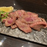 函館焼肉ホルモン市場 愛 - 子牛牛タン切り落とし　¥890