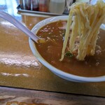 Yamaya Shokudou - 麺をすくい上げます。わたしの好きな佐野ラーメンです。カレーと合うんかな？合いますね。ただ麺が可哀想な…そんな気持ちにもなります。少しだけど。叉焼は4~5枚入ってますが結構しょっぱいやつです。