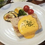 キッチン ブルー グローブ - 鶏挽肉とドライいちじくのテリーヌのアップ