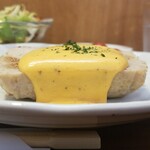 キッチン ブルー グローブ - 横から、チーズと黒胡椒のソースが溢れています