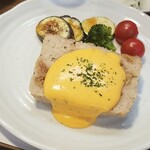 キッチン ブルー グローブ - 反対側から、彩り鮮やかなチーズと黒胡椒のソース