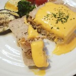 キッチン ブルー グローブ - テリーヌをカット、プチプチないちじくが美味いです
