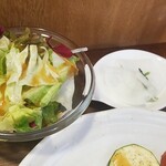 キッチン ブルー グローブ - サラダ、お新香のアップ