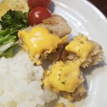 キッチン ブルー グローブ - ドライいちじくは見えないが、口へ入れるとプチプチと甘味が広がります