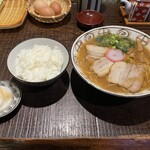 丸田屋 - 大盛中華そばとご飯(中)とセットの沢庵