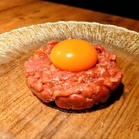 和牛とタン 焼肉 とみ 新橋本店 - 和牛ユッケ