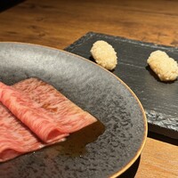 和牛とタン 焼肉 とみ 新橋本店 - サーロイン肉寿司