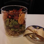 インディアンレストラン西麻布 by KENBOKKE - スパイスがかわいくて、テーブルのアクセサリーになりますね！