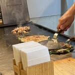 大正お好み屋 ままま - これが、今日の頑張って撮れた調理風景
      
      ｡ﾟﾟ(´□`｡)°ﾟ｡  お願いして撮らさしてもらったらえかった