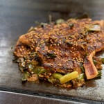 Taishou Okonomiya Mamama - 豚肉ジューん
      イカの香ばしさがアクセンに登場
      焼きの過程でまかれたカツオと紅生姜も存在感たっぷり
      
      ほんで、ネギの甘さが (*´ч`*) ｳﾝﾏッ！