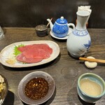 うなぎ 平八 - みっちり赤身の馬刺し｡熱燗でつまむ｡つまんで待つ｡