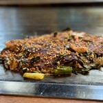 大正お好み屋 ままま - 太ネギがしっかり焼かれて
うす焼きの生地と、肉厚の豚バラに挟まれて
( 'ﾛ')/'ﾛ')/'ﾛ')/'ﾛ')/うまｰｰｲ!!!