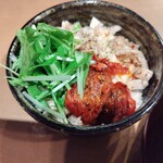 麺屋 京介 - ロースとムネのチーズトマト丼350円