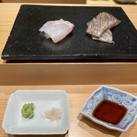 鮨処 やまと - 左はひらめ、右はえぼだい