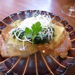 Kumamoto Shuzou - もっちり蓮根のガレット、とろけるチーズ天草アオサソース。300円。