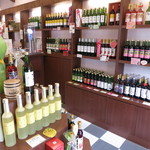 Kumamoto Shuzou - お酒を販売しており、奧に角打ちスペース。