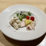 Takiguchi - Amuse：
                        鹿児島県産そら豆とインカのめざめ チーズの白和え
                        自家製鶏ハムと宮崎県産日向夏のマリネ