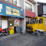 ビッグスマイル - 活かしたバイクと移動販売車がかっこ良く店の外観を飾っていました。