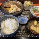 よこまち 津 - 料理写真:サーモンのカマ焼きと刺身定食