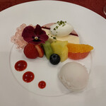 メインダイニングルーム - 桜のデザート