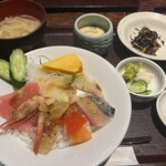Totojuu - 日替わり海鮮丼　¥1,000 ※ わさびを少し付けてから撮った写真です