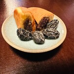 茶寮 宝泉 - お茶請け。お土産でも買えます。赤ざやもちと黒大寿