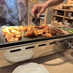 うまい鶏焼き腹一杯 - 店員さんが焼いてくれます♪