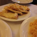 インディアンレストラン西麻布 by KENBOKKE - 熱々　ナン