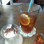 PANNACOTTA - セットのアイスレモンティー（ガムシロップも手づくりだそうです♪）とグラスデザート（チーズケーキonアイス）です♪