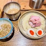 あいだや - つけ汁2種　味玉つけ麺(魚介豚骨、にんにく醤油)