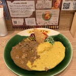 スパイスカレー食堂 - 左がブラックポークで、右の黄色がパリップカレー('24/04/17)