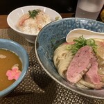 麺処 はら田 - スープに浮かんだ桜が可愛い。