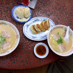 福龍軒 - ラーメン２杯と餃子、おにぎり。