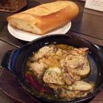 牡蠣ときのこのアヒージョとバゲット　８８０円と200円