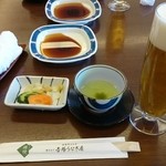 博多名代 吉塚うなぎ屋 - 始めにお茶とお漬物が出されます