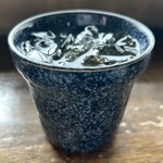 天気輪の柱 - アイスコーヒー。珈琲が薄まるのであまり注文しないが、今日は初めてオーダーしてみた。苦味と後味のスッキリ感に加えて、氷まで美味しい。氷はゼロカロリー！ガリガリガリ……。