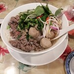 THI THI - 牛肉団子はプリップリのかまぼこ食感なのに牛肉の味で不思議美味しい　初めてたべたけどgood