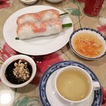 THI THI - ゴイ・クォン　ハスのお茶とコーラでスタート