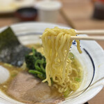 Yokohamaya - 家系ラーメンの麺は短めなので
                        スルスルと食べやすいですね(*´ч`*)