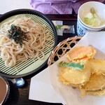 うどん屋やじろべえ - しいたけうどんは少し茶色いね