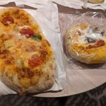 ブーランジェリー テッコナ - ピザ味とクリームチーズ味