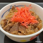 Matsuya - 牛めしに唐辛子をふりかけ千切りの紅生姜
