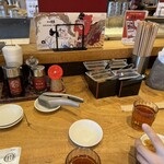 一風堂 札幌狸小路店 - カウンターのテーブルの上はこんな感じです☆。.:＊・゜