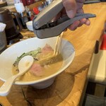 一風堂 - ニンニク①ニンニクも置いてあるの食べ放題？！自分でニンニクを潰せます！