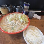 らーめん弁慶 - みそラーメン¥980 麺硬め、脂、ネギ多め、小ライス（サービス）