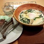 ダッキーダック - 豆乳のパスタ投入　牡蠣卵　掻き混ぜ真に海のミルクよ　いやぁ～高い高いと避けていた今までの自分は何だったのかと思う位に、パスタもケーキも本当に美味しゅうございました。木の器なのも音が立ちにくく嬉しいです