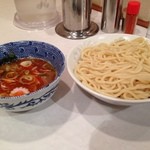 頑者 - 辛つけめん、あつもり、大盛り！  大雪の影響で卵が届いていないそうで、今日は味玉なしとのこと。今日のつけ汁、温度も辛さも良かったな。好印象変わらず。