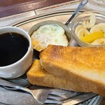 243110331 - モーニングセット(税込600円)
                ①トースト②目玉焼き③バナナ&パイナップル
                お飲み物《セットドリンク》①HOT珈琲
                目玉焼きの塩みが強くて私には合わず