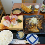 海鮮めし屋 磯人 - 真鯛のかぶと煮の刺身定食(2300円）