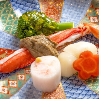 使用時令蔬菜和鮮魚制作的充滿季節感的料理，與精選日本酒一起享用